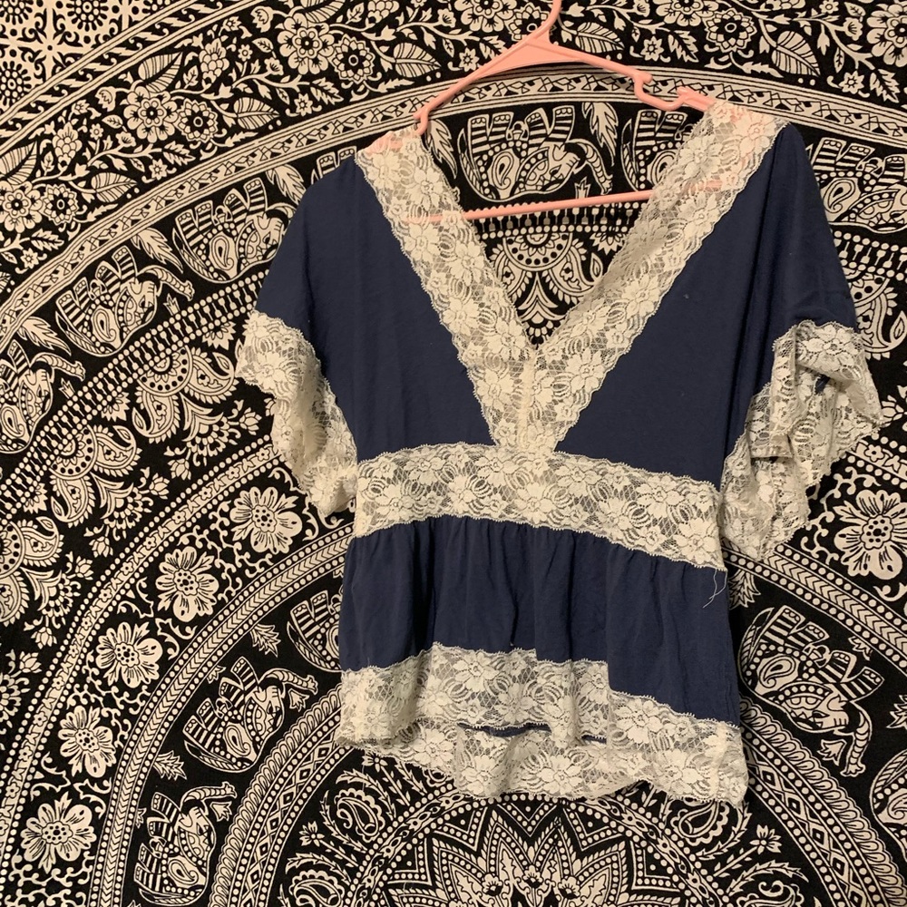 This shirt doesn’t have a brand but it’s super cute size m